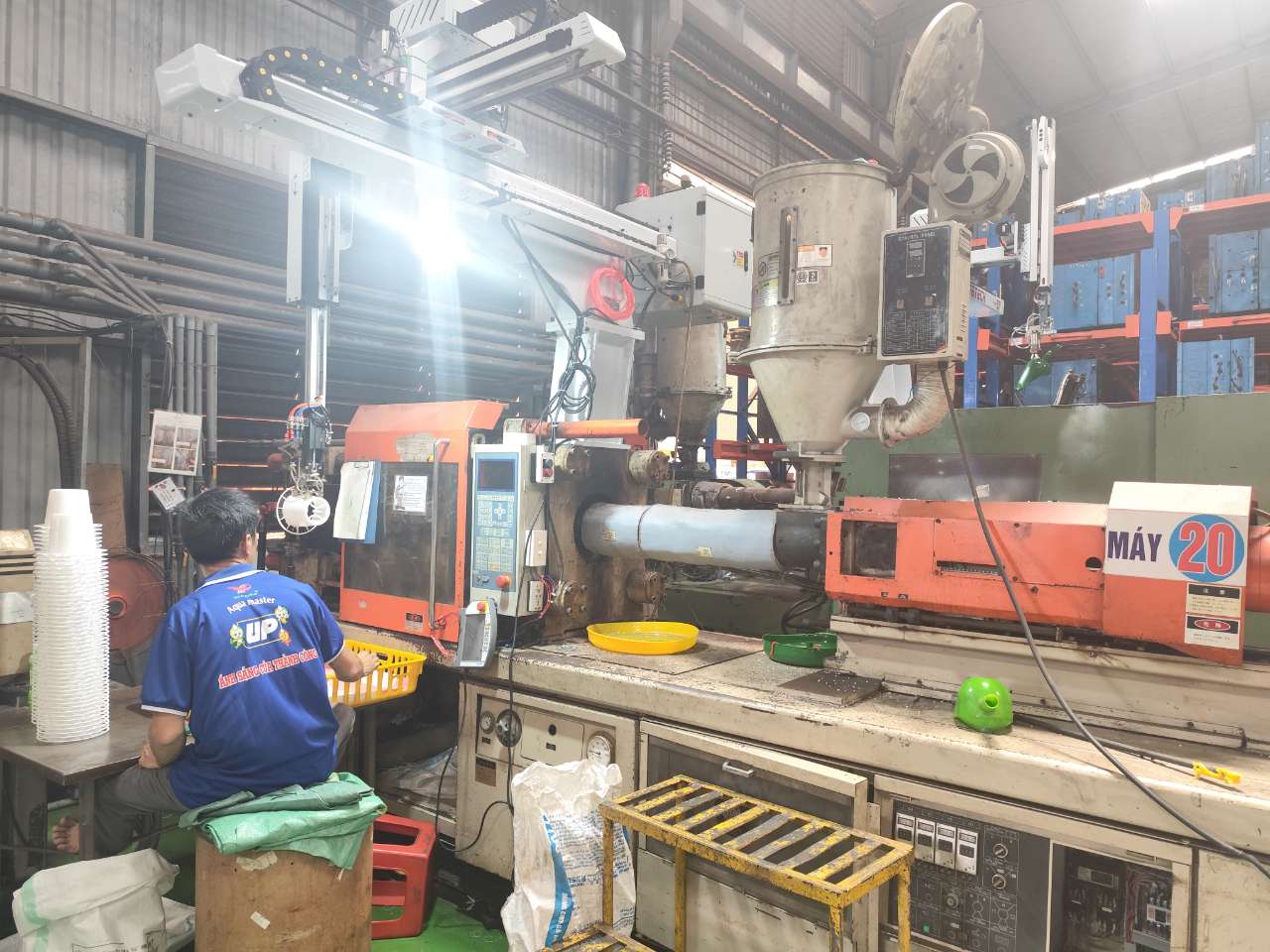 Plastic robotic injection molding machine 3.jpg